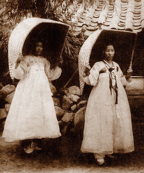 
	Những chiếc ô che nắng của phụ nữ Hàn Quốc thời đấy.
