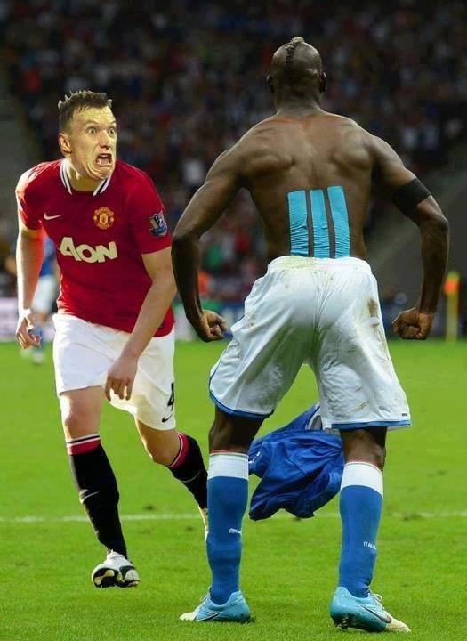 
	Mặt Phil Jones khi gặp Balotelli