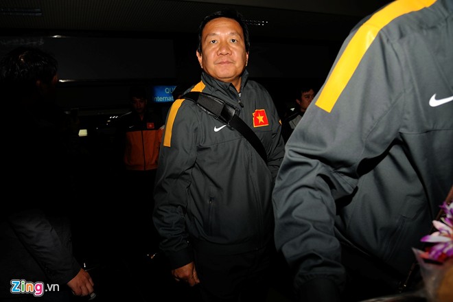 
	HLV Hoàng Văn Phúc không dẫn đầu cả đội U23 ra khỏi sân bay như mọi khi.