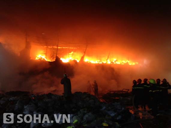 Vụ cháy trong KCN Sóng Thần: Hơn 1500m2 nhà xưởng bị thiêu rụi