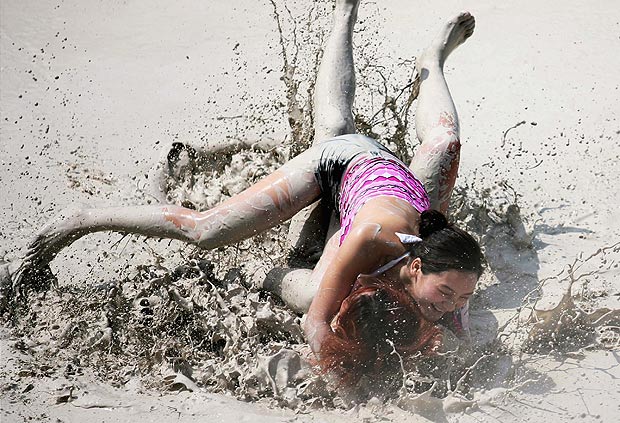
	Hàng trăm đàn ông và phụ nữ sẽ cố gắng vật nhau trong một hố bùn lớn tại Vũ Hán, Trung Quốc