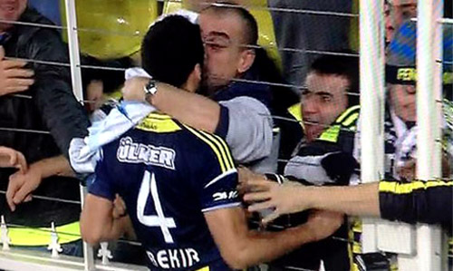 
	Hậu vệ Bekir Irtegun của Fenerbahce hôn CĐV