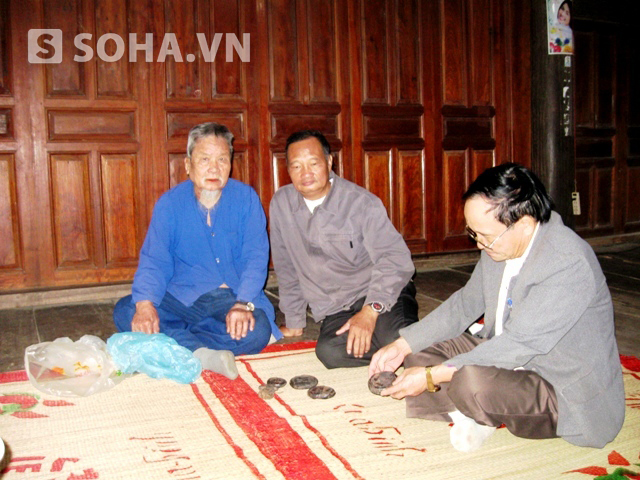 
	Ông Vi Văn Biến đang khoe các hiện vật cổ của mình với khách