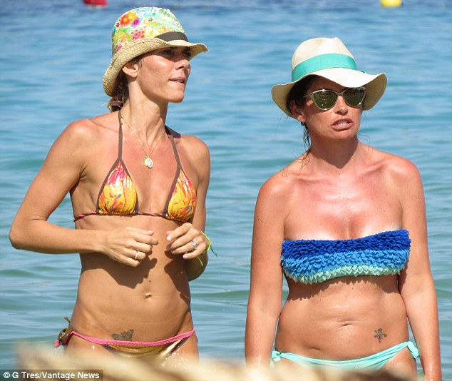 
	Vợ tiền vệ Juventus (trái) cùng con gái (không có mặt trong ảnh) cũng đến Ibiza