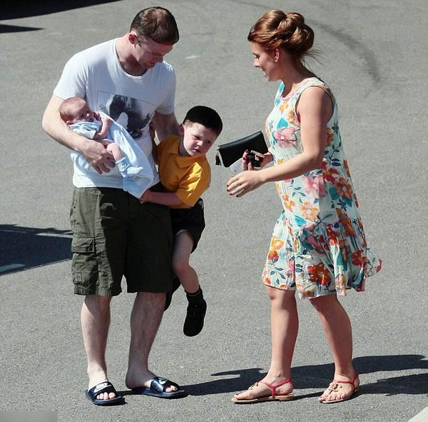 
	Dù bận rộn với 2 con, 1 vợ nhưng gia đình là niềm vui lớn nhất với Rooney lúc này