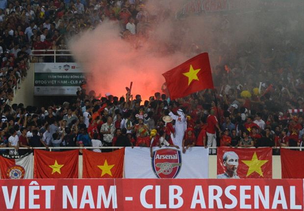 Fan cuồng đón Arsenal: Những góc tối đáng lên án