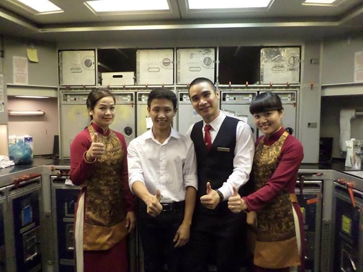 Cư dân mạng “phát sốt” vì bộ ảnh “Running Man” tạo dáng bên phi hành đoàn Việt Nam Airlines