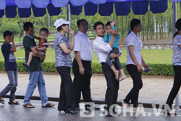 Bất chấp mưa lớn, dòng người 