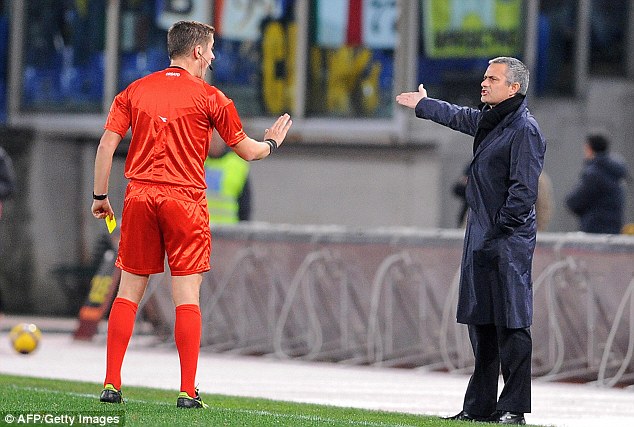 Chưa đấu, Chelsea và Mourinho đã bất lợi vì “vận đen” trọng tài