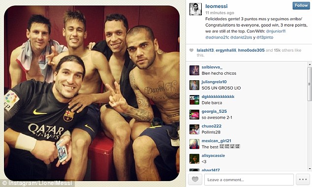  	Messi khoe ảnh cùng Neymar và đồng đội ăn mừng chiến thắng trong phòng thay đồ