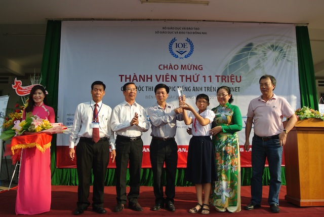  	TS.Nguyễn Trọng Hoàn trao Cup kỷ niệm Thành viên thứ 11 triệu cho em Vũ Thị Huyền Diệu.