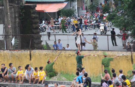  	Khán giả Nghệ An trèo tường, vượt rào
