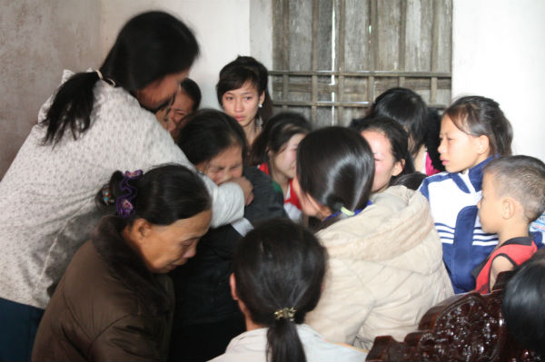 
	Bà Nguyễn Thị Hương khóc ngất lịm giữa vòng tay anh em xóm giềng. Chồng bà mất sớm, hai đứa con trai của bà là Nguyễn Văn Trí và Nguyễn Văn Huỳnh (SN 1990) vay ngân hàng đóng tàu ra khơi, vừa đi được chuyến thứ 3 thì gặn nạn.