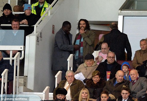  	Diễn viên hài Russell Brand (tóc dài xoăn) tới Upton Park cổ vũ West Ham