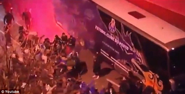 	Lực lượng an ninh đã phải có mặt để giải cứu xe bus chở các cầu thủ Porto