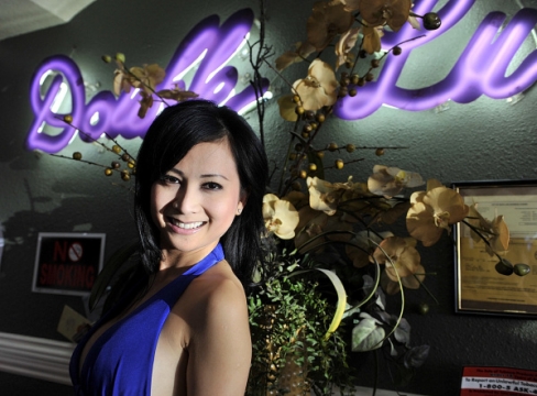  	Natalie Nguyễn, chủ cửa hàng cà phê nổi tiếng cực kì nghiêm túc bảo vệ nhân viên và danh tiếng riêng của thương hiệu Café Lú