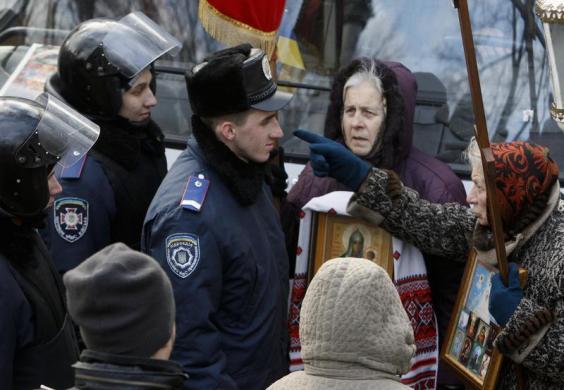 Một phụ nữ chỉ vào mặt nhân viên an ninh của Bộ Nội vụ trong cuộc biểu tình ở Kiev, Ukraine.
