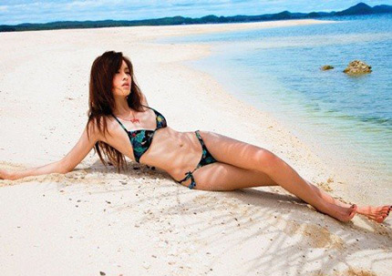Ngỡ ngàng loạt ảnh bikini đẹp mê hồn của mẫu chuyển giới Thái