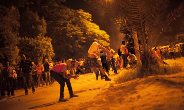 Người biểu tình Ai Cập tấn công trụ sở của tổ chức Anh em Hồi giáo ở Muqattam bằng gạch, đá và bom xăng.
