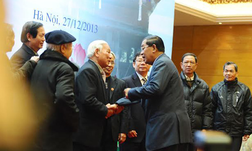  	Thủ tướng Campuchia Hun Sen gặp mặt đại diện quân tình nguyện Việt Nam tại Hà Nội trong chuyến thăm cuối tháng 12/2013