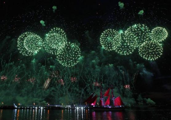 Pháo hoa rực sáng bầu trời trên sông Neva trong buổi lễ tổng kết năm học ở St. Petersburg, Nga.