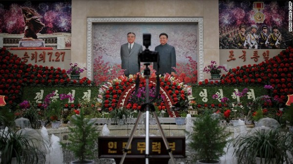 Tranh tường thể hiện hai nhà lãnh đạo quá cố của Triều Tiên được trang trí bằng những bông hoa mang tên họ
