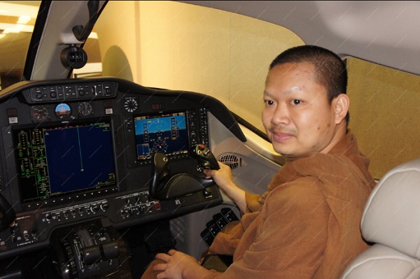 Thử cảm giác ở buồng lái. Điều tra viên và phi công thường phục vụ Wirapol Sukphol cho biết ông ta có ý định mua một chiếc máy bay riêng