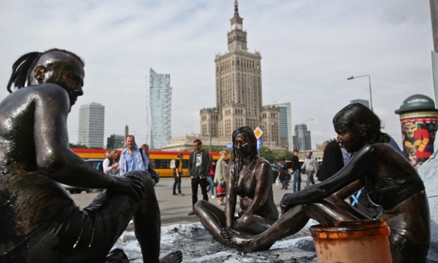 Các nhà hoạt động của tổ chức Hòa bình xanh biểu tình ở Warsaw, Ba Lan, phải đối hai tập đoàn Shell và Gazprom khai thác dầu thô ở Bắc Cực.