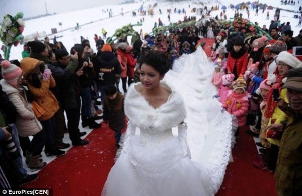 30 cặp đôi tổ chức lễ cưới tập thể giữa băng tuyết lạnh lẽo 3