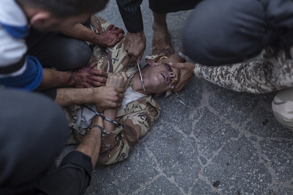 	Nam thanh niên Syria bị cắt cổ giữa phố.