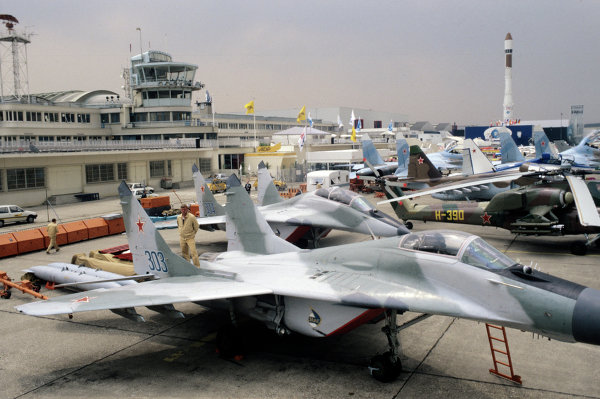 Liên Xô đã đưa bộ ba chiến đấu cơ MiG-29 Fulcrum, Sukhoi Su-27 Flanker và Su-25 Frogfoot cùng với trực thăng chiến đấu Mil Mi-28 tới Triển lãm hàng không Paris 1989.