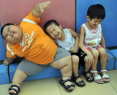  	Mới ba tuổi nhưng cậu bé Xiao Hao tại Quảng Châu, Trung Quốc đã nặng 64 	kg, gấp 5 lần những em bé cùng tuổi. Theo các bác sĩ, Xiao Hao có thể bị 	rối loạn hormone tăng trưởng. Một số chuyên gia khác cho rằng, do gia 	đình cho ăn uống không hợp lý nên em bị bệnh béo phì nghiêm trọng.