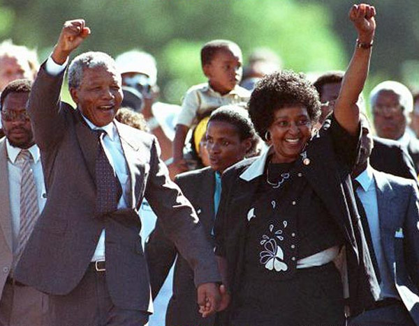 	Nelson và vợ Winnie Mandela vui mừng sau khi ông được tự do sau 27 năm bị giam tù.