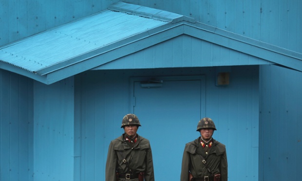 Các binh sĩ Triều Tiên đứng bảo vệ ngôi làng Panmunjom tại khi phi quân sự phân cách hai miền Triều Tiên.