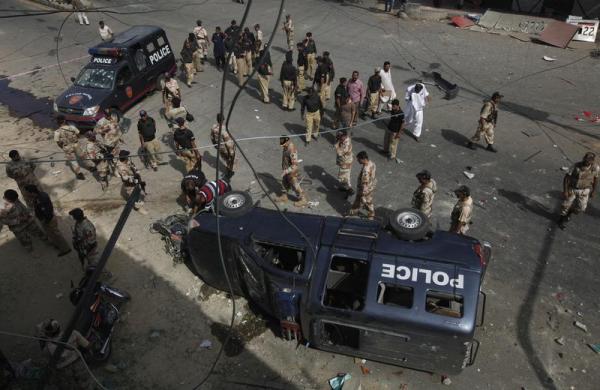 Lực lượng cảnh sát và quân đội tập trung tại hiện trường một vụ đánh bom ở Karachi, Pakistan, khiến 7 người thiệt mạng.
