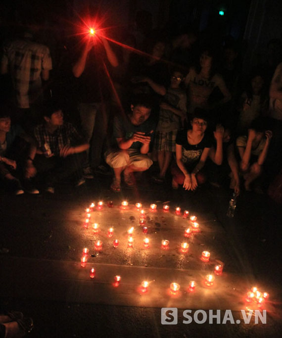 Hà Nội: Người dân hào hứng tắt đèn hưởng ứng Giờ Trái Đất