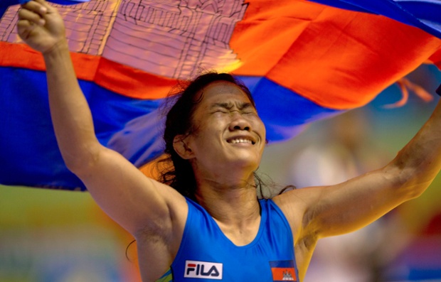 Vận động viên Chov Sotheara của Campuchia ăn mừng sau khi giành huy chương vàng môn vật tại SEA Games 2013 đang diễn ra tại Nay Pyi Taw, Myanmar.