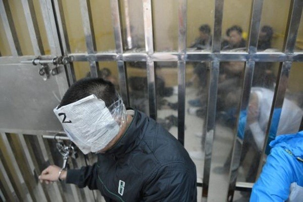 Cảnh sát dùng băng dính bịt miệng tù nhân gây phẫn nộ 3