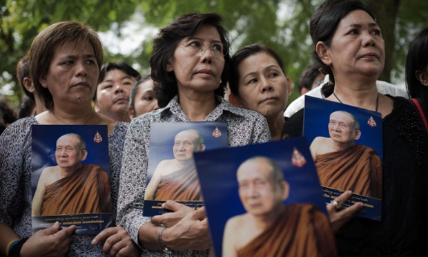 Những người phụ nữ Thái Lan cầm ảnh của Đức thượng phụ tối cao Somdet Phra Nyanasamvara cầu nguyện bên ngoài bệnh viện Chulalongkorn ở Bangkok, nờ nhà sư này viên tịch ở tuổi 100.