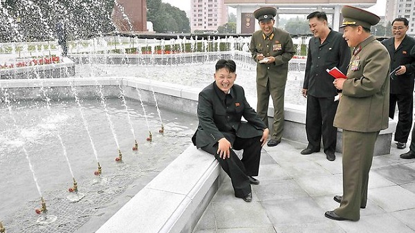 5-	Kim Jong Un đi thăm Bảo tàng chiến tranh giải phóng đang xây dựng ở Bình Nhưỡng. Những người được cử đi đón tiếp có vẻ rất hân hoan, đón lấy từng lời chỉ thị của lãnh tụ và ghi ngay vào sổ