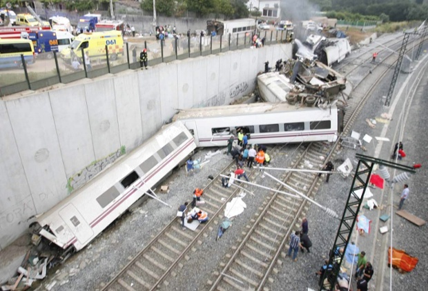 Ít nhất 77 người thiệt mạng sau khi một đoàn tàu chở khách bị trật bánh bên ngoài thành phố Santiago de Compostela của Tây Ban Nha.