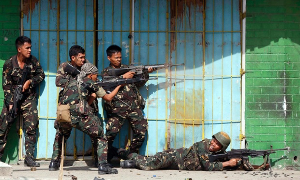 Lực lượng lính thủy đánh bộ Philippines xả đạn về phía phiến quân Hồi giáo đang bắt giữ một nhóm con tin ở thành phố Zamboanga.