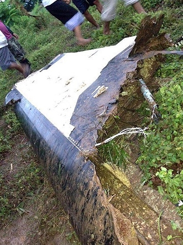  	Những mảnh vỡ của máy bay rơi rải rác dọc bờ sông.