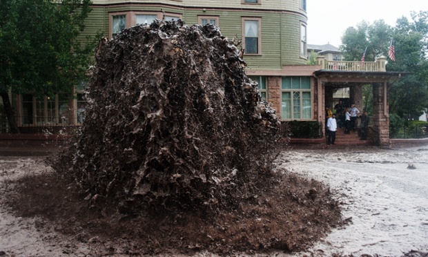 Mạch nước khổng lồ phun lên đại lộ ở Manitou Springs, Colorado, Mỹ.