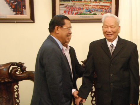 Thủ tướng Hun Sen (trái) cùng cựu Chủ tịch nước Lê Đức Anh. ảnh: Xuân Ba