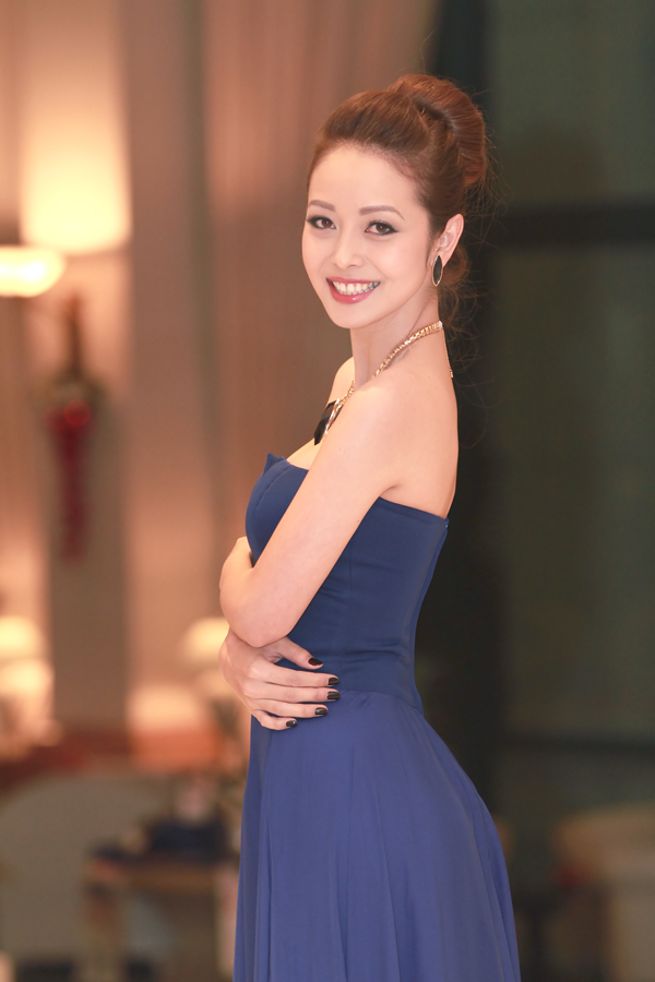 Jennifer Phạm đẹp hút hồn khi trở lại làm MC sau 1 năm