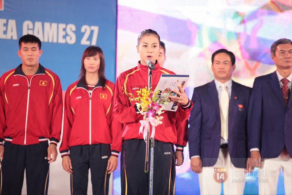 Mặc trời mưa, đoàn VĐV Việt Nam vẫn nhiệt tình dự lễ xuất quân SEA Games 27 5