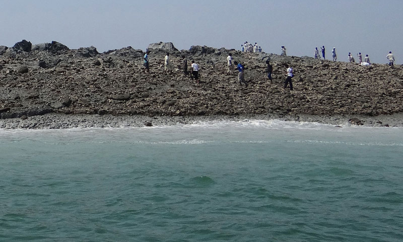 Khám phá hòn đảo lưỡi liềm mới nổi sau động đất của Pakistan
