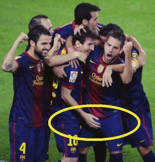 	Tay Messi đang làm gì vậy nhỉ?