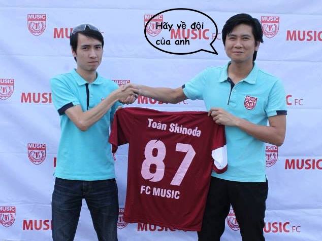 	Toàn Shinodal nhận áo thi đấu của FC Music từ tay nhạc sĩ Hồ Hoài Anh